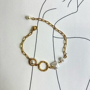 Elegant Gold and Pearl Bracelet